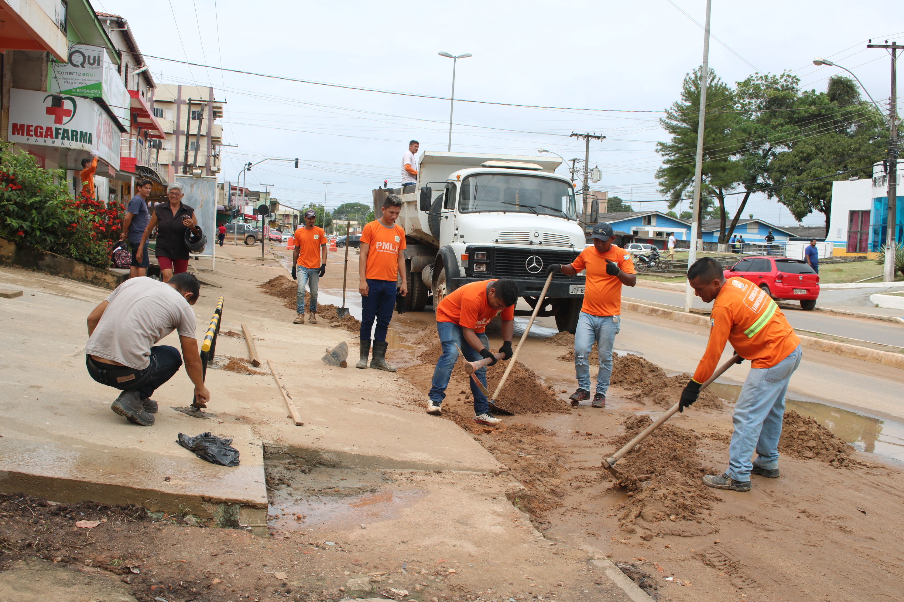 Prefeitura Mantém serviços de limpeza na cidade.